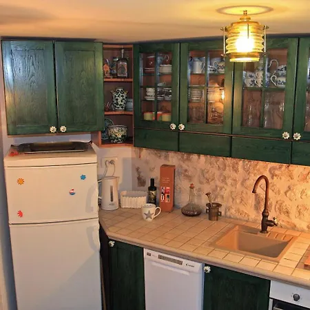 Heritage Stone House - Comfort, Terrace & Garden Apartment