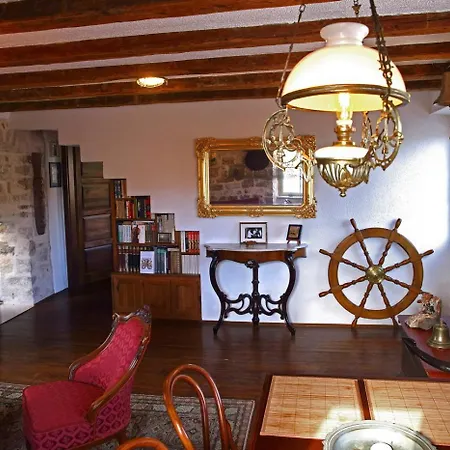 Heritage Stone House - Comfort, Terrace & Garden Apartment