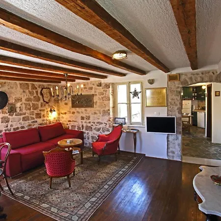 Heritage Stone House - Comfort, Terrace & Garden Apartment *